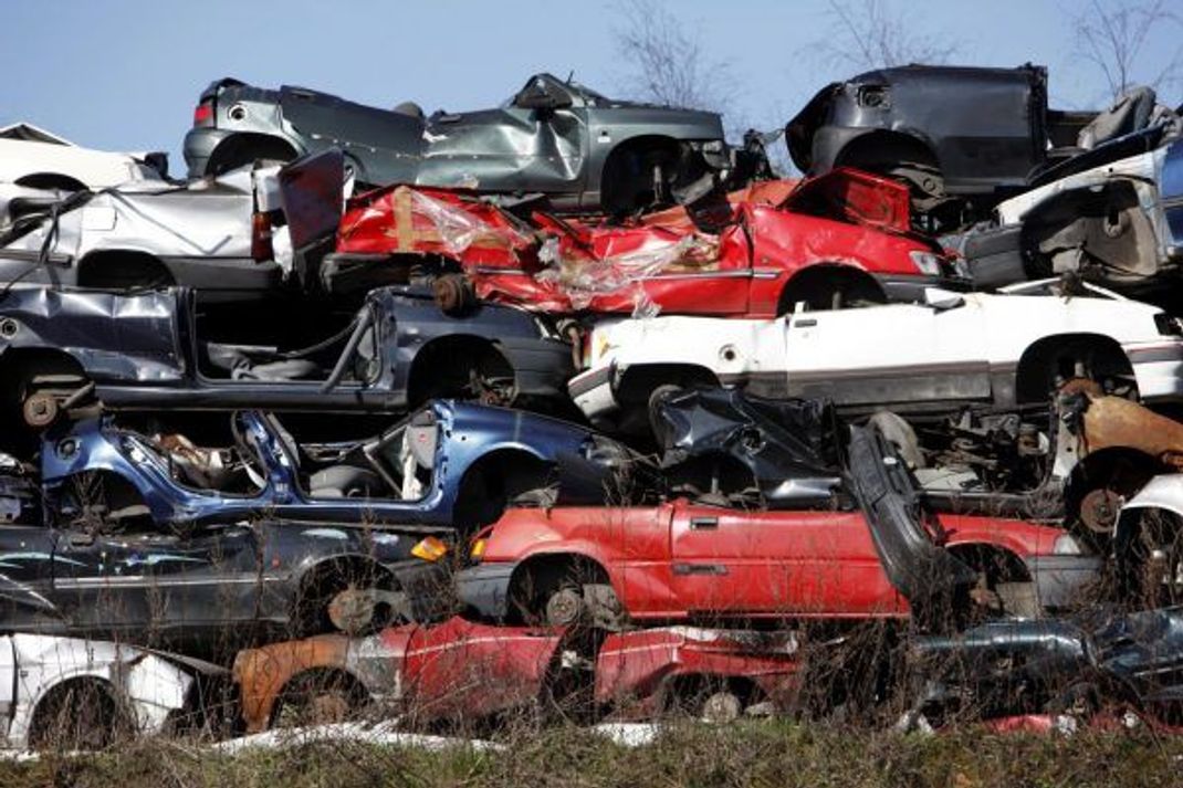 Durch die Abwrack-Prämie landeten unzählige Autos auf dem Schrottplatz - wie hier in Bottrop.