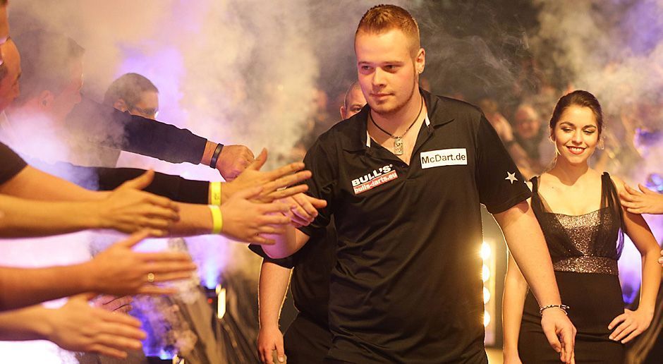 
                <strong>Max-3</strong><br>
                2013 stand Hopp das erste Mal bei der WM im "Ally Pally" in London auf der Bühne – mit 16 Jahren als zweitjüngster Spieler der Geschichte der PDC! Der "Maximiser" scheiterte mit 2:3 nur ganz knapp am Engländer Denis Ovens!
              
