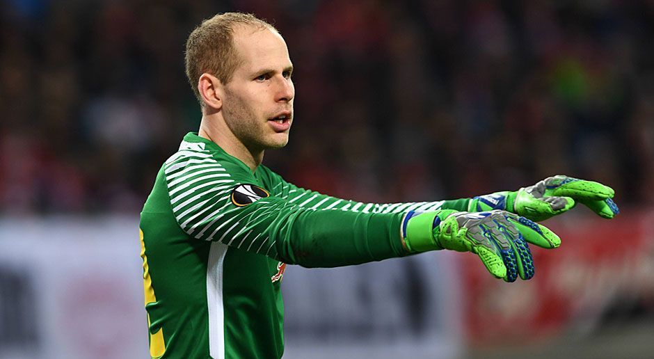 
                <strong>Peter Gulacsi</strong><br>
                Hat Glück, als Sarr in der 42. Minute nur die Latte trifft. Ist in der Nachspielzeit der ersten Hälfte gleich zweimal zur Stelle, hält so die Null und leitet so auch gleich den Konter zum 1:0 ein. Auch nach dem Seitenwechsel hellwach. ran-Note: 2
              