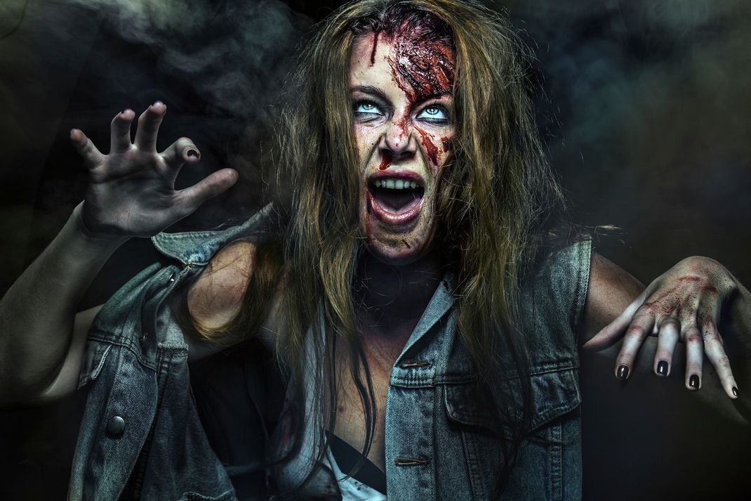 Zombies dürfen ruhig viel Haarspray und etwas Heilerde im Haar verteilen, damit sie wie frisch aus dem Grab gekrochen aussehen. 