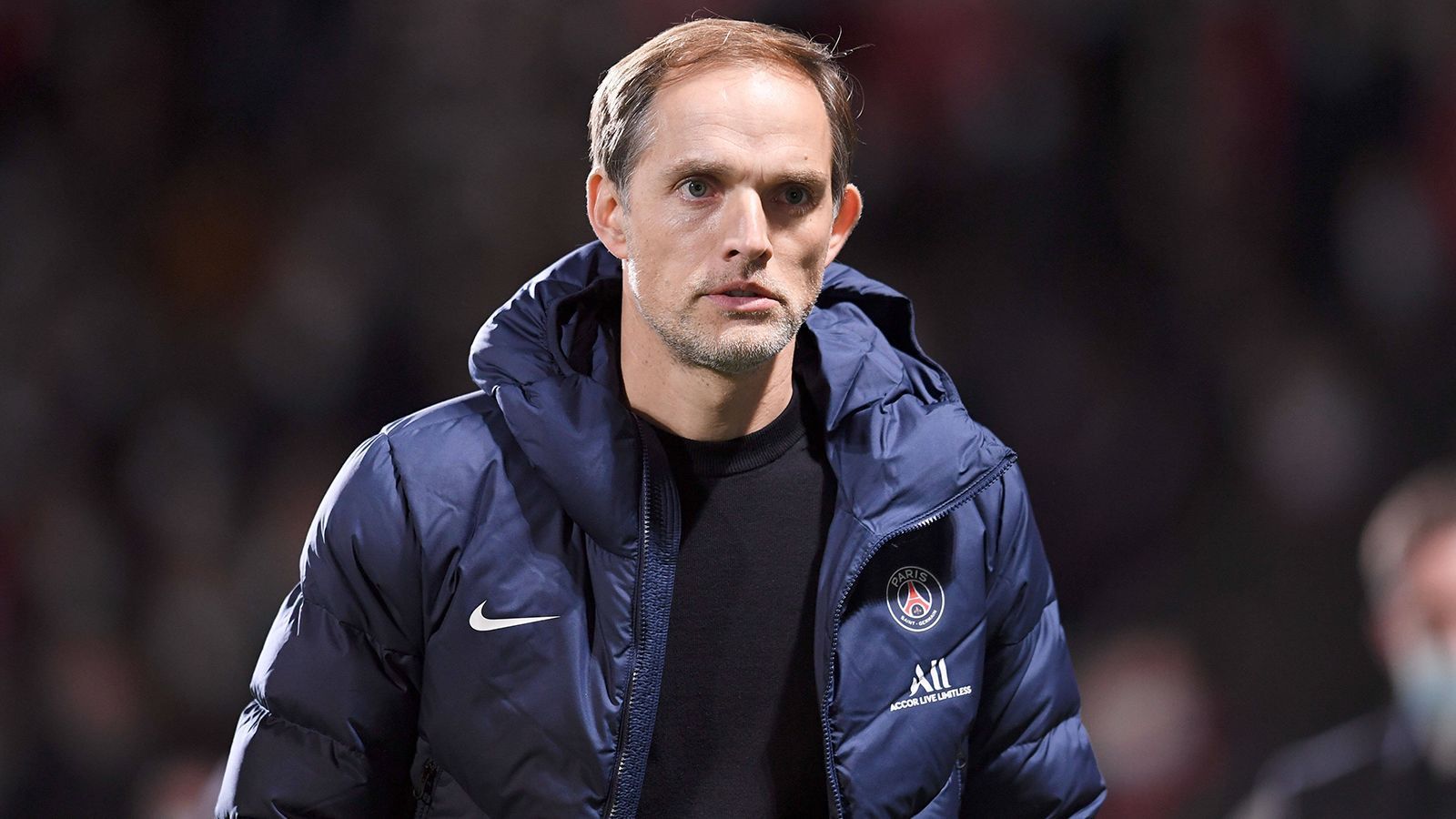 
                <strong>Thomas Tuchel (Paris Saint-Germain)</strong><br>
                Es geht ganz schön zur Sache, was die Trainerjobs in Frankreich angeht. Und auch den deutschen Vertreter in der Ligue 1 könnte es mit Ablauf der aktuellen Saison treffen. Auch wenn Tuchel in zwei Jahren zweimal die Meisterschaft holte, wird er immer noch an der Champions League gemessen. Und auch dort schaffte es der 47-Jährige in der letzten Saison ins Finale. Doch auch das scheint nicht zu reichen. Druck und Unmut, wohin das Auge reicht. Eine Verlängerung des Vertrages steht derzeit in den Sternen.
              