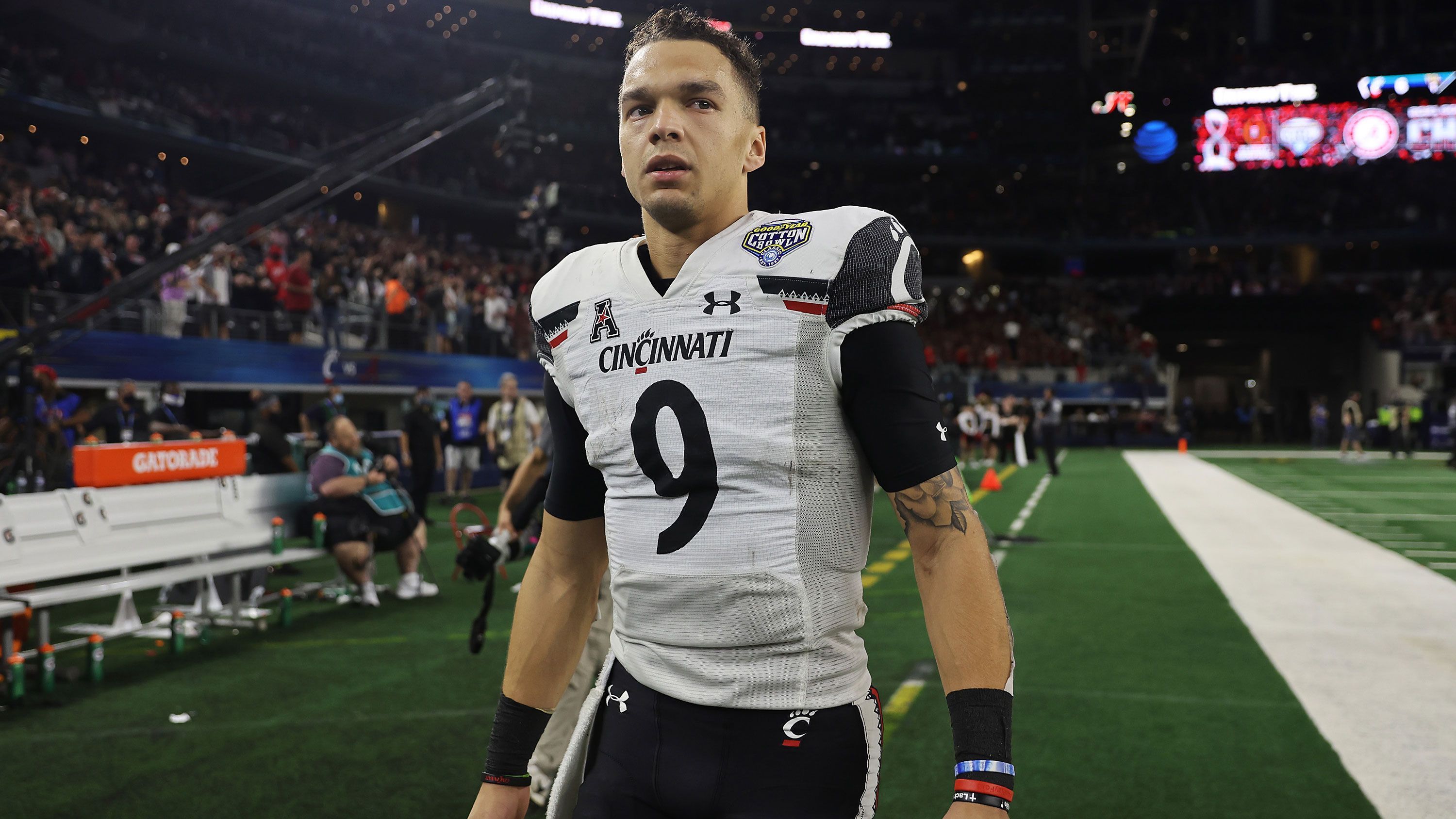 
                <strong>Desmond Ridder (Cincinnati Bearcats)</strong><br>
                Erst im Halbfinale um die College-Meisterschaft war für die Bearcats gegen Alabama Endstation. Einer der Hauptgründe für die starke Saison war Spielmacher Desmond Ridder. Der Quarterback servierte insgesamt 30 Touchdowns bei neun Interceptions und spielte sich somit in die Notizbücher der NFL-Scouts. Er wird den Ball nach dem Snap schnell los und verfügt über einen grundsoliden Arm sowie gute Reads der Verteidigung. Spannend wird zu beobachten sein, wie er sich in der NFL schlägt, wenn Plays improvisiert werden müssen oder der Pass Rush durchbricht - dort hatte er auf dem College seine Probleme. Ridder dürfte voraussichtlich an Tag zwei gewählt werden.
              