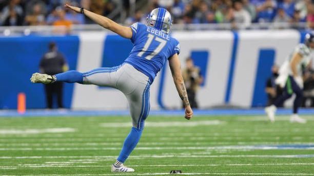 <strong>Detroit Lions (3)</strong><br>Bisher liefen drei deutsche Spieler für die Lions auf. Dominik Eberle wurde 2022 unter Vertrag genommen, nachdem der Kicker bei den Texans entlassen wurde. Ein deutsches Duo ist zurzeit noch aktiv in Detroit: David Bada und Aman-Ra St. Brown. Zweiterer ist seit 2021 als Wide Receiver bei den Lions aktiv. Im April des vergangenen Jahres erhielt der Deutsche einen neuen Mega-Vertrag für vier Jahre in Höhe von bis zu 120 Millionen US-Dollar. Bada wurde im Jahr 2024 verpflichtet. der Defensive Tackle konnte auf Grund eines Achillessehnenriss jedoch noch keine Spielzeit sammeln.