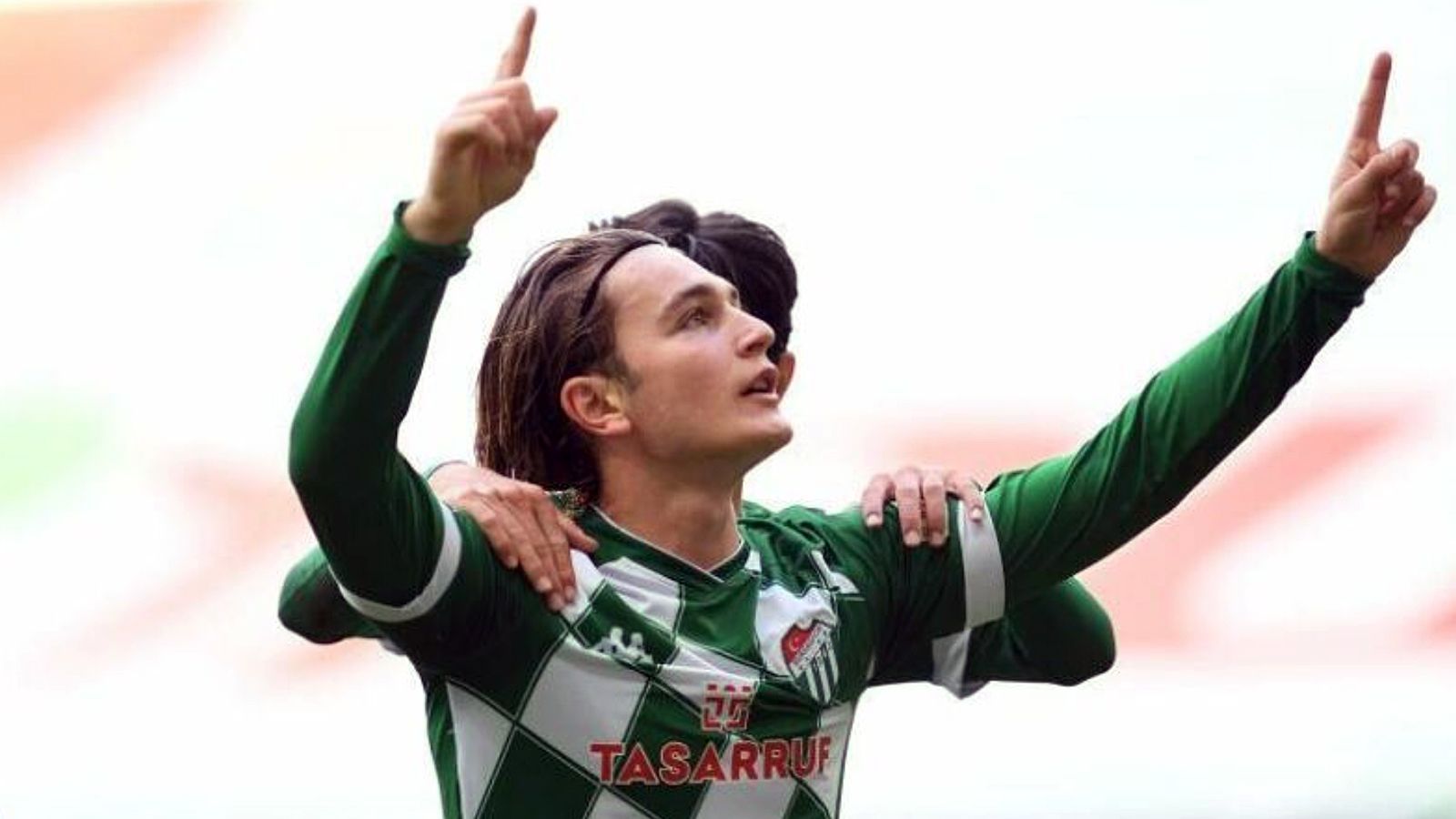 
                <strong>Ali Akman (Bursaspor)</strong><br>
                Kurz vor Ende der Wintertransfer-Periode könnte Eintracht Frankfurt noch ein verheißungsvolles Talent an Land ziehen. Der Bundesligist hat sich laut "Sky" im Werben um das türkische Stürmer-Juwel Ali Akman von Bursaspor durchgesetzt und soll unmittelbar vor Verkündung des Deals stehen. Der erst 18-Jährige ist beim derzeitigen Zweitligisten mit zehn Treffern bei 17 Einsätzen der erfolgreichste Torjäger und sein Vertrag läuft im Sommer 2021 aus. Neben der Eintracht sollen sich Chelsea, Arsenal, Galatasaray, Wolfsburg, Red Bull Salzburg und Lille ebenfalls um den jungen Stürmer bemüht haben. 
              
