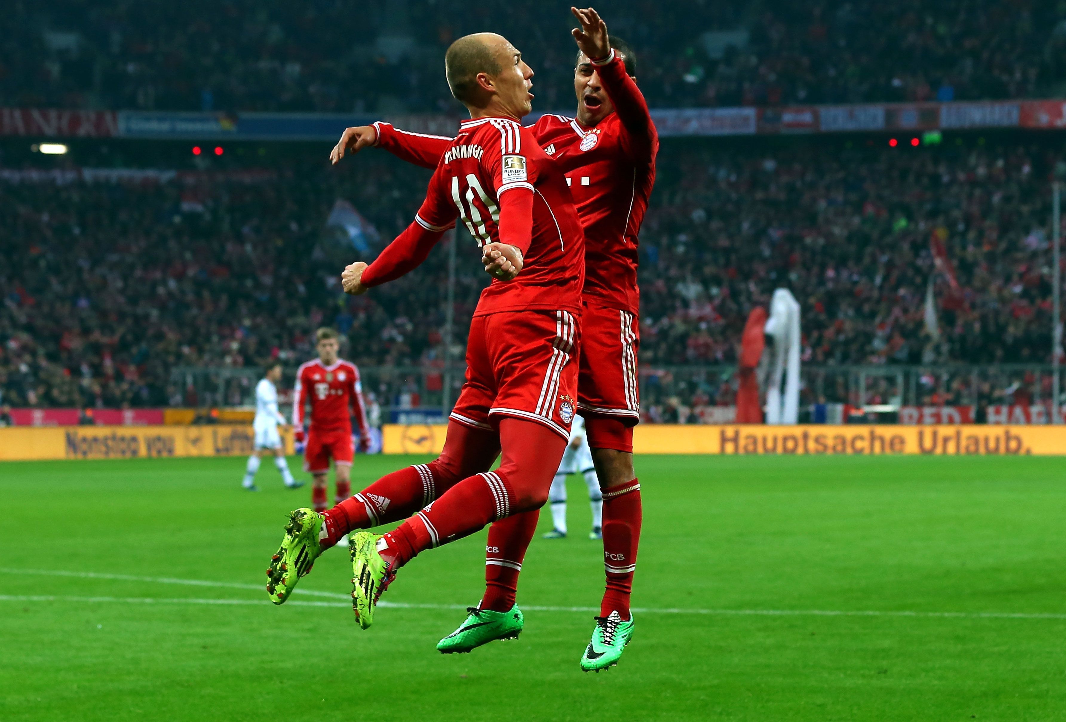 
                <strong>TOP: Arjen Robben</strong><br>
                Beim 5:1 seiner Bayern gegen den FC Schalke traf Arjen Robben gleich drei Mal. Die Bayern-Fans dürfen sich also freuen, in den kommenden Jahren noch weitere "Robben-Shows" in der Arena erleben zu dürfen - denn eine Vertragsverlängerung scheint nur noch Formsache zu sein.
              