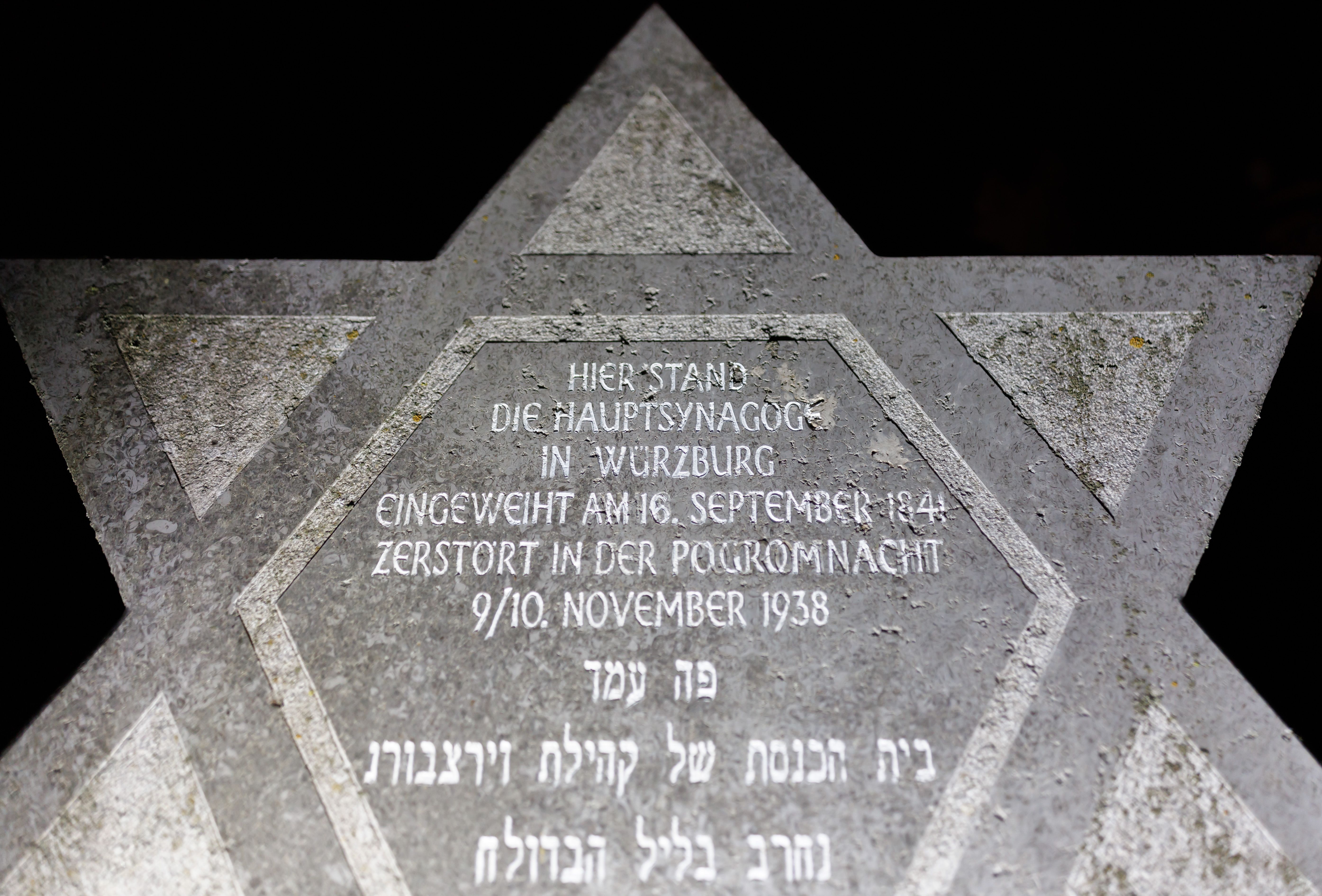 Ein Gedenkstein am ehemaligen Standort der Würzburger Hauptsynagoge.