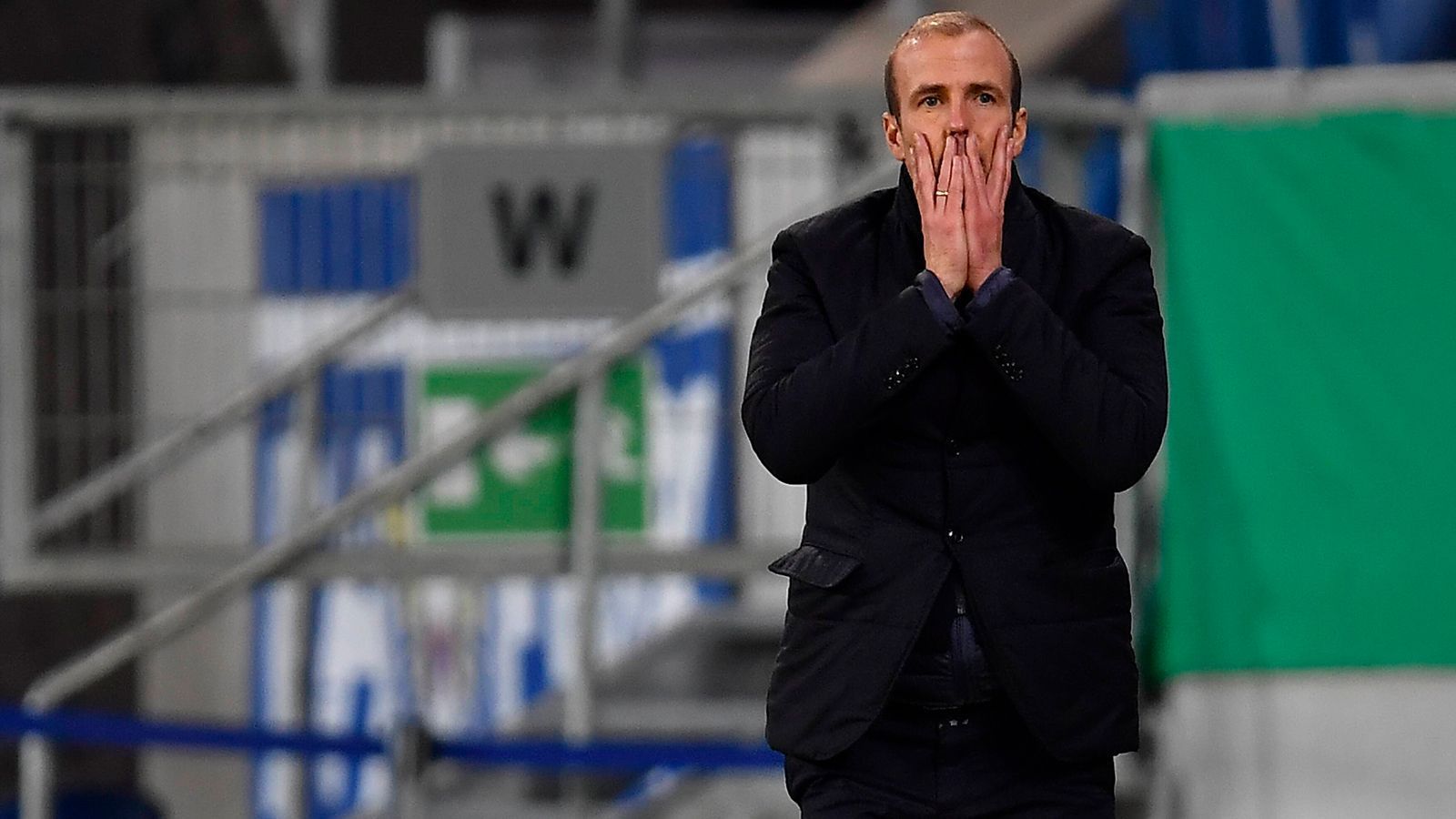 
                <strong>TSG Hoffenheim: Sebastian Hoeneß (Vertrag bis 2023)</strong><br>
                Die ersten Monate unter Hoeneß sind nicht leicht zu bewerten. Der Saisonstart mit dem 4:1-Sieg über die Bayern war phänomenal, dann folgte eine lange Durststrecke. In der Europa League schaffte es die TSG souverän in die Zwischenrunde, vor Jahresende dann der 2:1-Sieg gegen Gladbach. Und nun das enttäuschende Pokal-Aus im Elfmeterschießen gegen Zweitligist Fürth. Hoffenheim ist für Konstanz auf der Trainerbank bekannt und wird seinem jungen Coach wohl noch Zeit geben. Platz 12 in der Bundesliga ist unterm Strich aber einfach zu wenig.
              