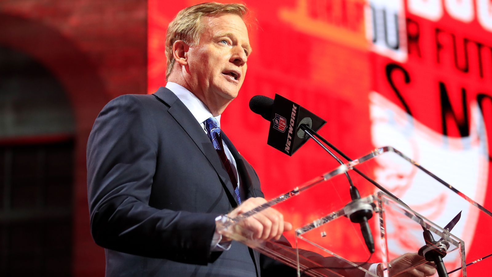 
                <strong>Diese Stars könnten während des Drafts getradet werden</strong><br>
                Wenn in der Nacht auf den 24. April der NFL Draft (Do., ab 23.50 Uhr live auf ProSieben MAXX und ran.de) startet, werden nicht nur Talente zu den Teams kommen, sondern zahlreiche Tauschgeschäfte abgewickelt. ran.de zeigt zehn potentielle Draft-Deals.
              