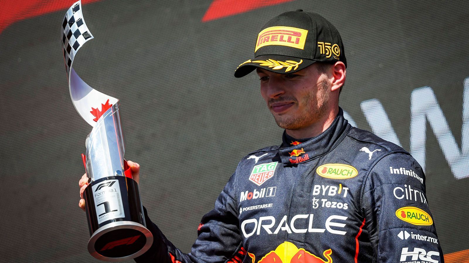 
                <strong>Gewinner: Max Verstappen</strong><br>
                Max Verstappen ist momentan das Maß aller Dinge in der Formel 1. In Kanada feiert der Niederländer bereits seinen sechsten Saisonsieg und ist auf bestem Wege, seinen Weltmeistertitel zu verteidigen. Nach neun Rennen hat der 24-Jährige schon 46 Punkte Vorsprung auf seinen Teamkollegen Sergio Perez, der in der Gesamtwertung auf dem zweiten Platz liegt. Zudem bestätigt er einmal mehr seine Nervenstärke und wehrt alle Überholversuche von Ferrari-Pilot Carlos Sainz souverän ab. Für Verstappen ist das Wochenende in Kanada, er sichert sich am Samstag auch im Regen-Qualifying die Pole Position, eine Demonstration der eigenen Stärke.
              