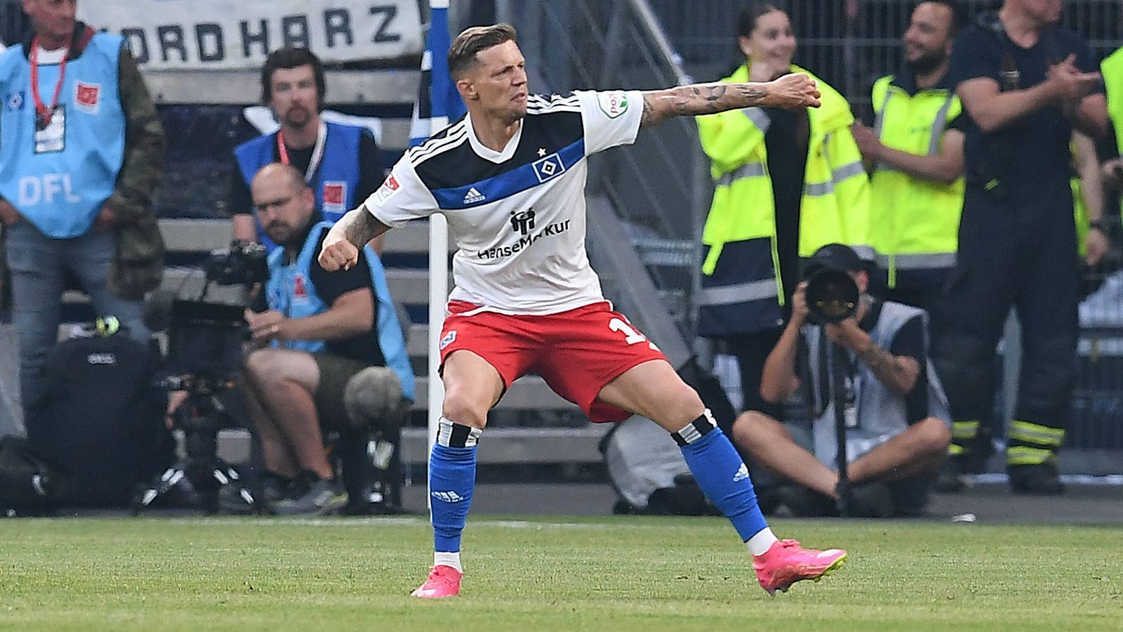 
                <strong>Sonny Kittel (Hamburger SV) </strong><br>
                Ist schnell der Dreh- und Angelpunkt des Hamburger Spiels. Schürt die Hoffnungen auf das Wunder mit seinem satten Schuss zum 1:0 in der sechsten Minute. Auch danach oft im Vorwärtsdrang, immer in Bewegung und anspielbar. Geht voran. Auch im zweiten Durchgang, doch die beiden Nackenschläge machen sich auch bei seinem Spiel bemerkbar. Steckt trotzdem nicht auf. ran-Note: 2
              