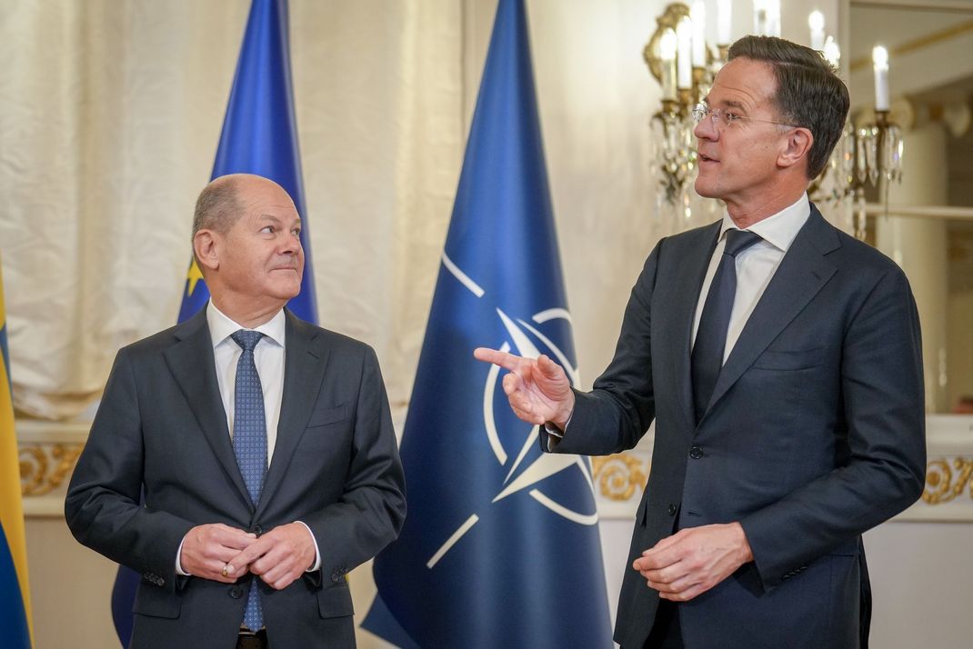 Bundeskanzler Olaf Scholz (links) und NATO-Generalsekretär Rutte stimmten sich in Helsinki ab.