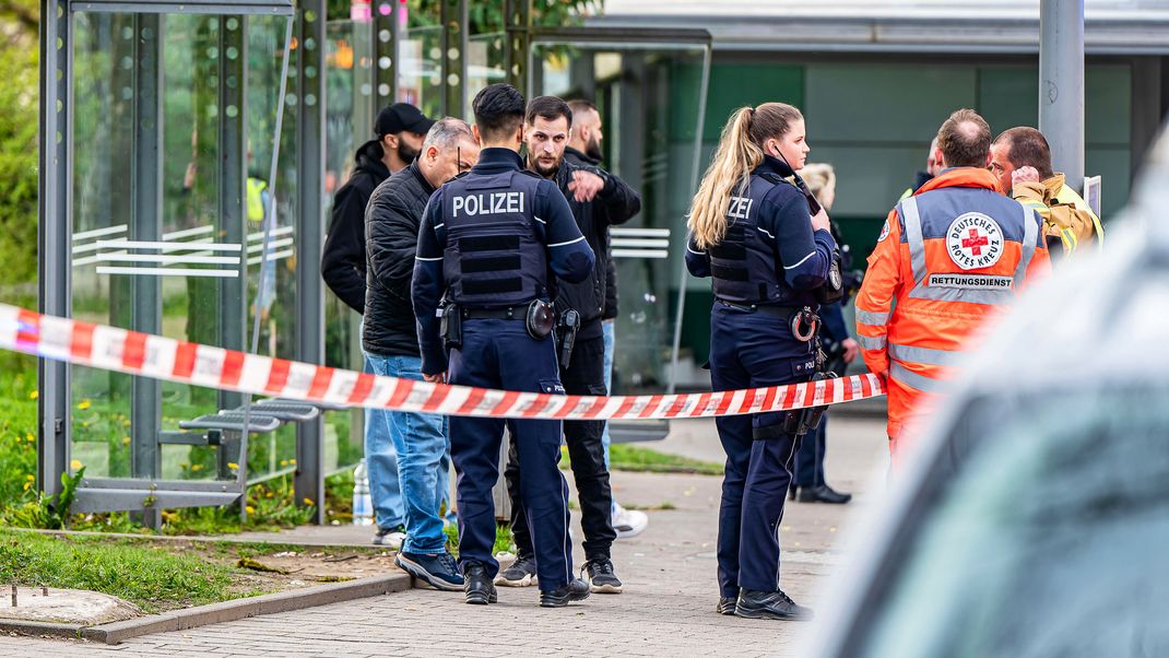 Lüdenscheid: Einsatzkräfte der Polizei sichern Spuren am Tatort, wo ein Mann mit einer lebensbedrohlichen Schussverletzung gefunden wurde.