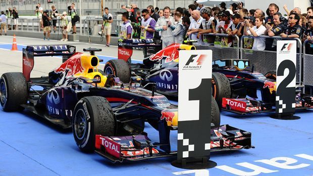 
                <strong>"Multi 21"-Affäre</strong><br>
                Der vor dem Hamilton-Rammstoß wohl größte Eklat in Vettels Rennkarriere: 2013 in Malaysia ignoriert Vettel die klare Absprache, dass die Positionen nach den Boxenstopps gehalten werden. Sein Red-Bull-Teamkollege Mark Webber lag vorne, doch Vettel schob sich trotzdem an dem Australier vorbei. Die Aktion ging als "Multi 21"-Affäre in die Annalen ein. Vettel entschuldigte sich hinterher zumindest. "Sebastians Arroganz hat dazu geführt, dass er es einfach nicht verstanden hat, wenn etwas falsch gelaufen ist. Er hat dann die Schuld beim Team gesucht oder das Team aufgefordert, etwas dagegen zu tun", schrieb Webber in seiner Biografie.
              