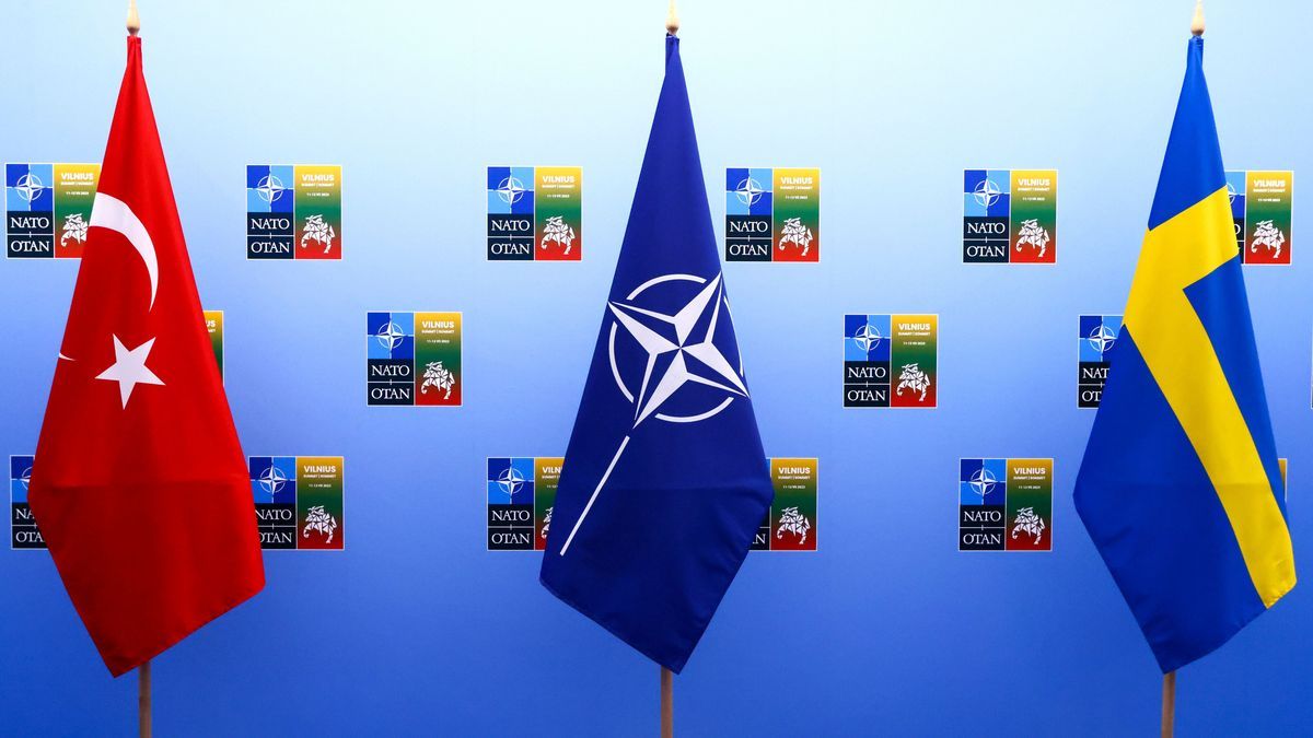 Die Fahnen der Türkei (r), der NATO und von Schweden (l) auf dem NATO-Gipfel in Vilnius