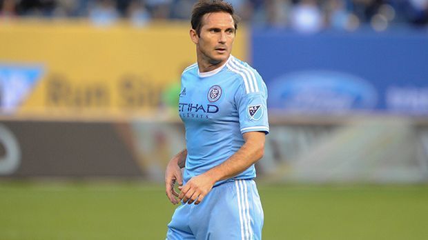 
                <strong>Mittelfeld: Frank Lampard (New York City FC)</strong><br>
                Mittelfeld: Frank Lampard (New York City FC). Nach seinem Wechsel hinterließ Frank Lampard viele traurige Fans in der Premier League, sowohl beim FC Chelsea, als auch bei Manchester City, wo er zuletzt spielte. Mit 37 Jahren stellte sich Lampard einer neuen sportlichen Herausforderung und wechselte in die MLS zu New York City FC. Dort gelang ihm das schnellste Tor in der Vereinsgeschichte. Insgesamt erzielte er drei Treffer.
              