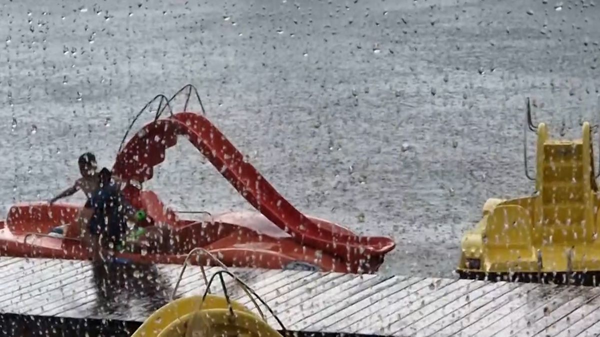 Kinder gehen vor Regen in Deckung.