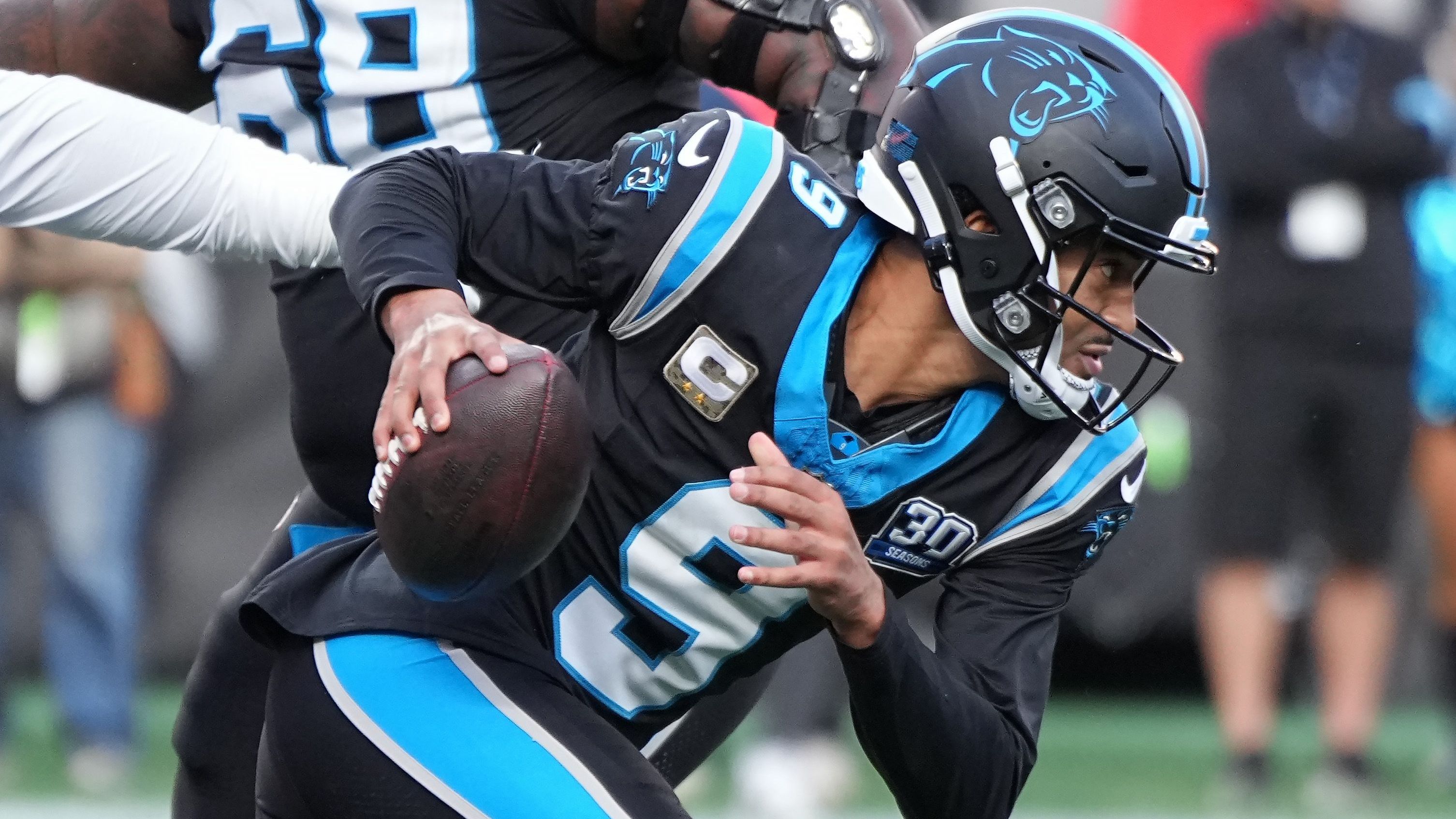 <strong>Platz 26: Bryce Young (Carolina Panthers)</strong><br>Achterbahnfahrt. Erst abgeschrieben und dann wieder zurückgekämpft. Young hat in seinen jungen Jahren schon einiges mitgemacht. Dadurch auch wertvolle Erfahrungen gesammelt. Zur kommenden Saison wird er wohl den nächsten Schritt gehen.