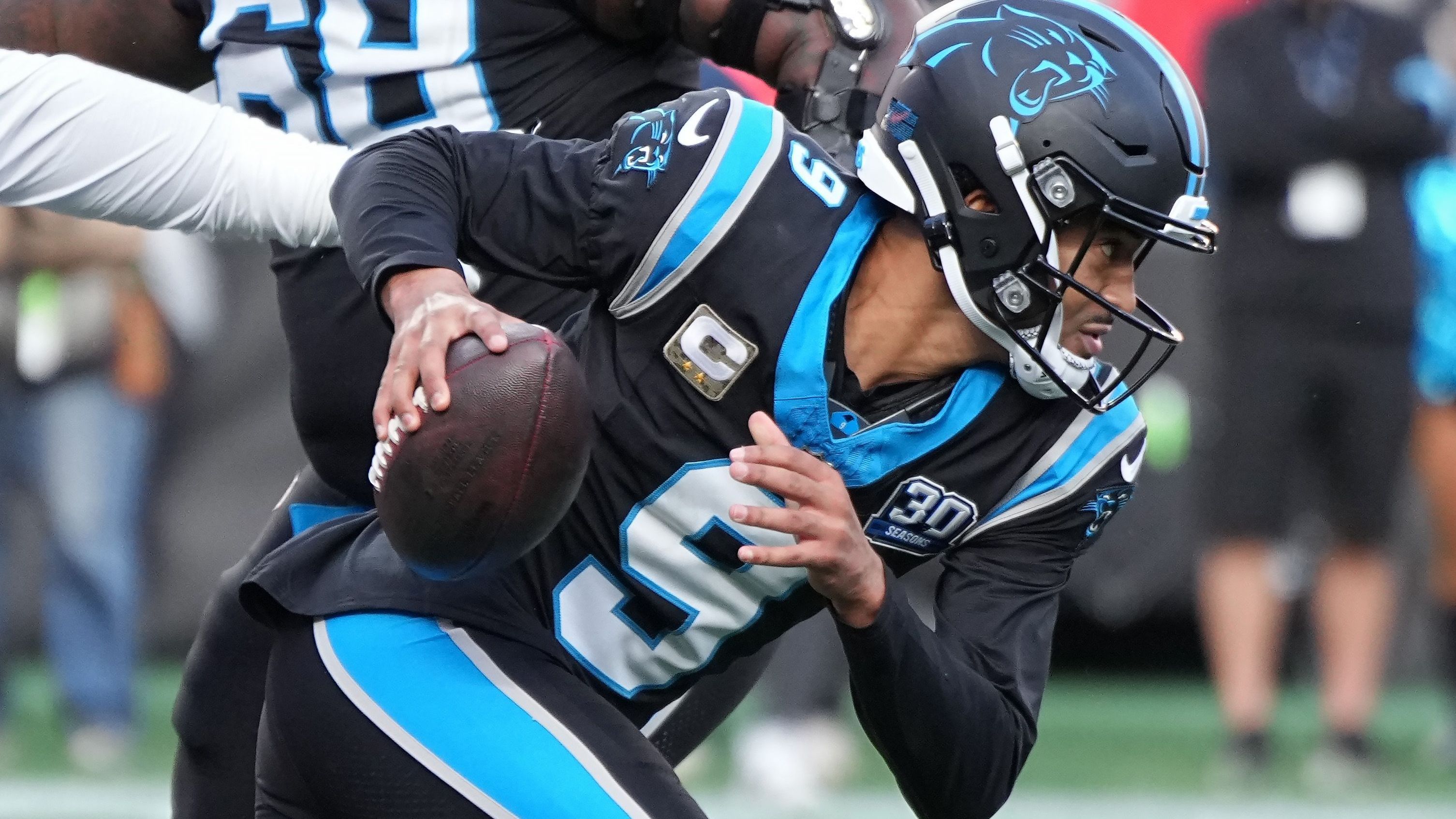 <strong>Platz 26: Bryce Young (Carolina Panthers)</strong><br>Achterbahnfahrt. Erst abgeschrieben und dann wieder zurückgekämpft. Young hat in seinen jungen Jahren schon einiges mitgemacht. Dadurch auch wertvolle Erfahrungen gesammelt. Zur kommenden Saison wird er wohl den nächsten Schritt gehen.