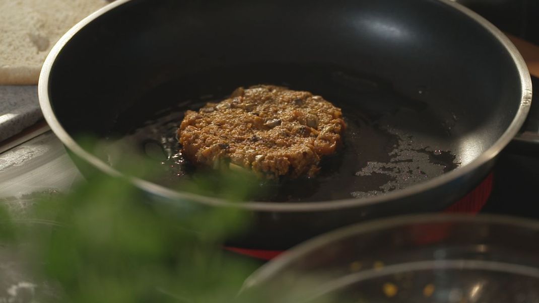 Wir zeigen dir, wie du einen Fake Burger ganz einfach selbst machen kannst.