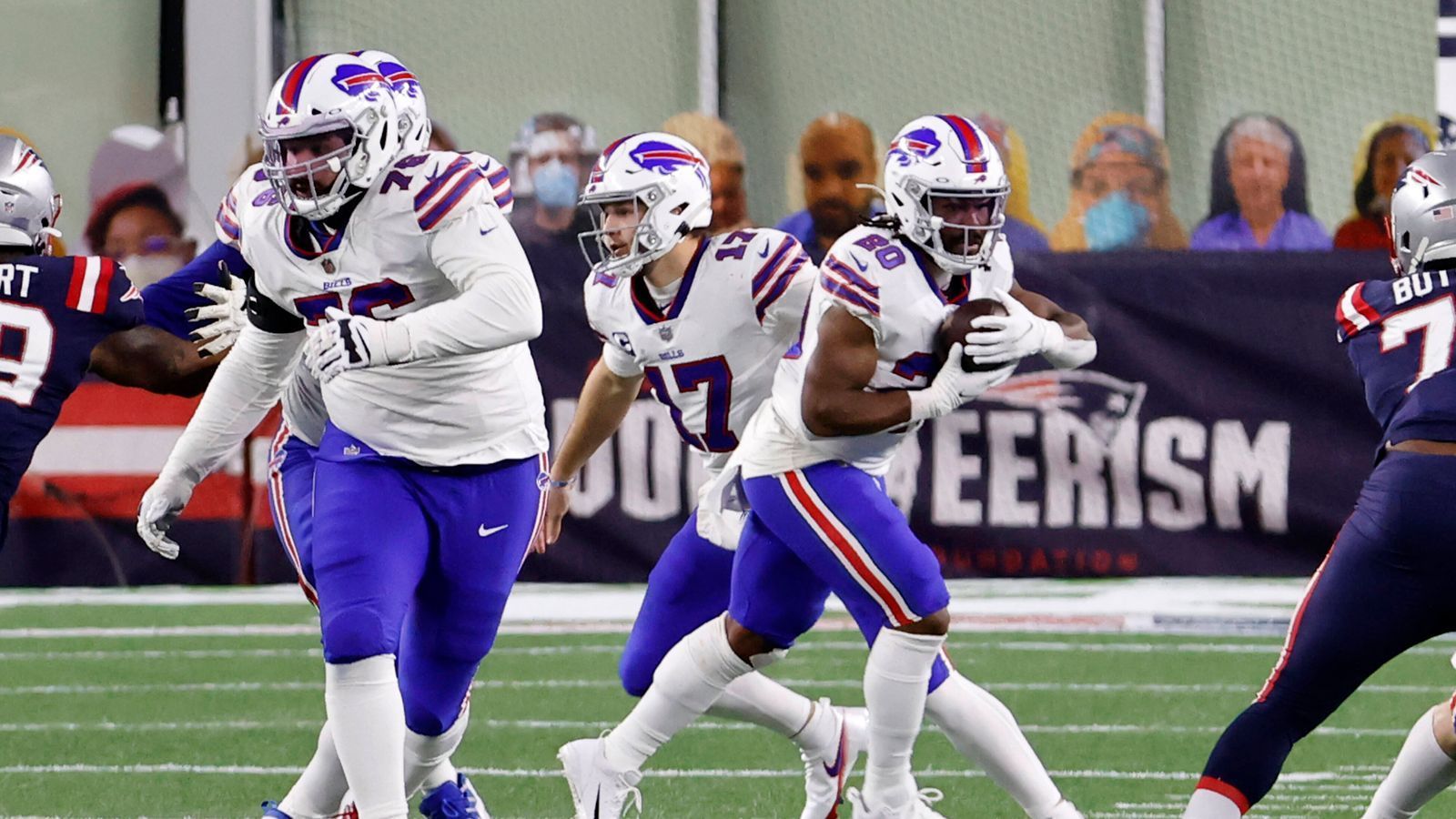 
                <strong>5 Teams mit mehr als 30 Punkten pro Spiel</strong><br>
                Punkteflut in der NFL. Noch nie zuvor in der Geschichte der Liga gelang es mehr Teams pro Spiel durchschnittlich auf mindestens 30 Punkte zu kommen. In der Regular Season 2020 waren es gleich fünf an der Zahl: Green Bay Packers (31,8), Buffalo Bills (31,3), Tampa Bay Buccaneers (30,8), Tennessee Titans (30,7) sowie die New Orleans Saints (30,1). Bislang hatte der Rekord bei nur drei Teams gelegen.
              