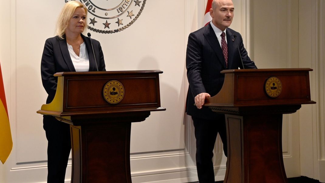 Bundesinnenministerin Nancy Faeser und der türkische Innenminister Süleyman Soylu sprechen bei einer Pressekonferenz.