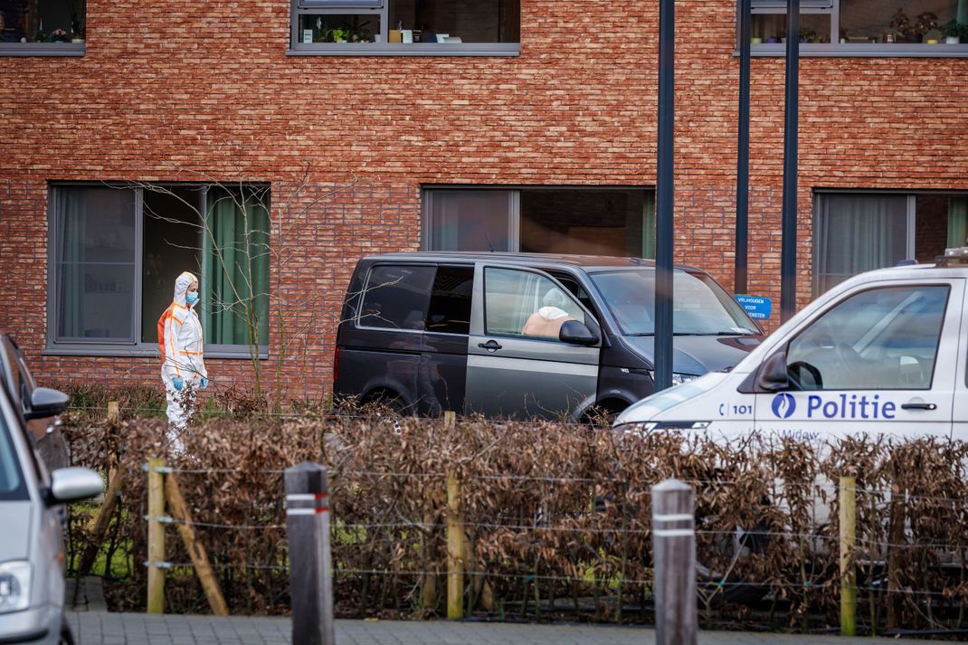 Polizei ist vor dem Pflegeheim Mariaburcht in Dentergem im Einsatz.