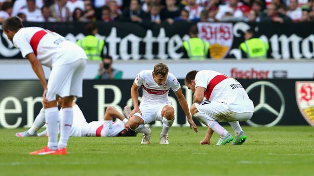 
                <strong>VfB Stuttgart</strong><br>
                VfB Stuttgart: Die Schwaben starten zusammen mit Gladbach mit fünf Pleiten in Serie in die Spielzeit 2015/2016. Zwei solche Fehlstarts mit null Punkten nach fünf Spielen gibt es nun erstmals. Trotz teilweise extremer spielerischer Überlegenheit verliert Stuttgart alle fünf bisherigen Spiele. Die Perspektive dürfte wohl erneut Abstiegskampf heißen.
              