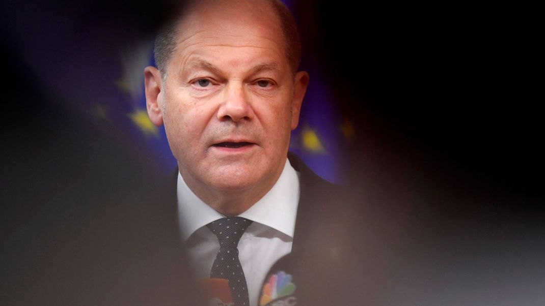 Bundeskanzler Olaf Scholz stellt sich den Medien.