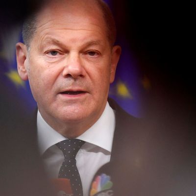 Bundeskanzler Olaf Scholz stellt sich den Medien.