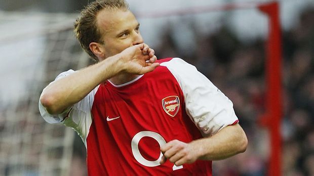 
                <strong>Angriff: Dennis Bergkamp</strong><br>
                Angriff: Dennis Bergkamp. Bei der Wahl zum Weltfußballer wurde der Niederländer 1993 "nur" Dritter und musste sich Roberto Baggio geschlagen geben. 1997 kam er auf die selbe Anzahl von Stimmen wie Zinedine Zidane. Gewonnen hat damals trotzdem Ronaldo.
              