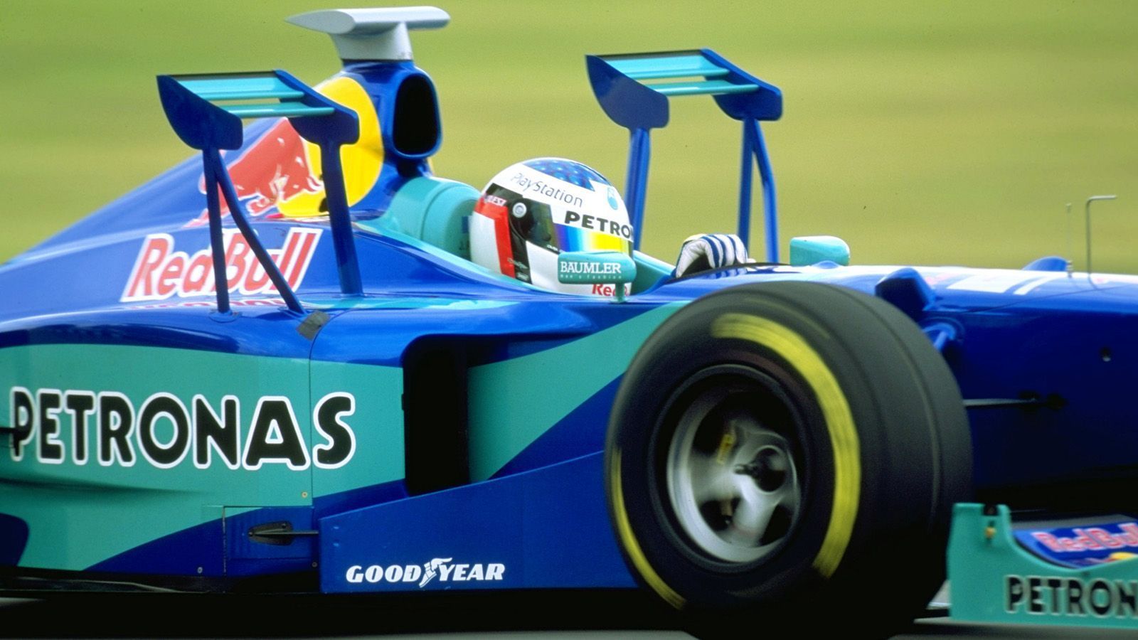 
                <strong>Sauber (1998) </strong><br>
                Kuriose Seitenflügel verbauten die Renningenieure von Sauber 1998 beim Boliden von Jean Alesi. Insgesamt wurden die Boliden zum Ende des Jahrzehnts schmaler, Reifen mit Rillen werden eingeführt.
              