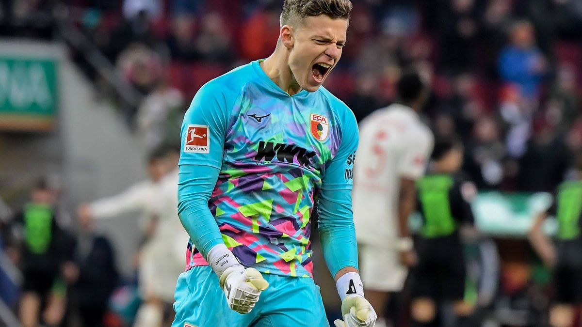 15.03.2025, xemx, Fussball 1.Bundesliga, FC Augsburg - VfL Wolfsburg v.l. Mannschaft, Spieler, jubeln nach Spielende, celebrate at the end of the match Finn Dahmen (FC Augsburg) (DFL DFB REGULATION...