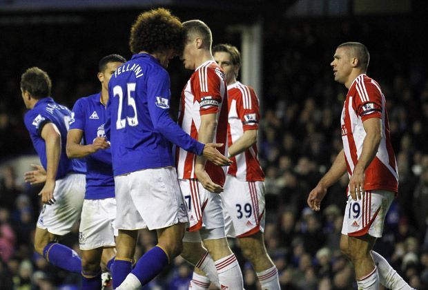
                <strong>Marouane Fellaini vs. Ryan Shawcross</strong><br>
                "Ich entschuldige mich bei Ryan Shawcross, meinen Mannschaftskollegen und allen Fußballfans", sagt Marouane Fellaini nach seiner Kopfstoß-Attacke gegen den Kapitän von Stoke City. Immerhin zeigt der Everton-Profi nach seinem Fauxpas Reue.
              