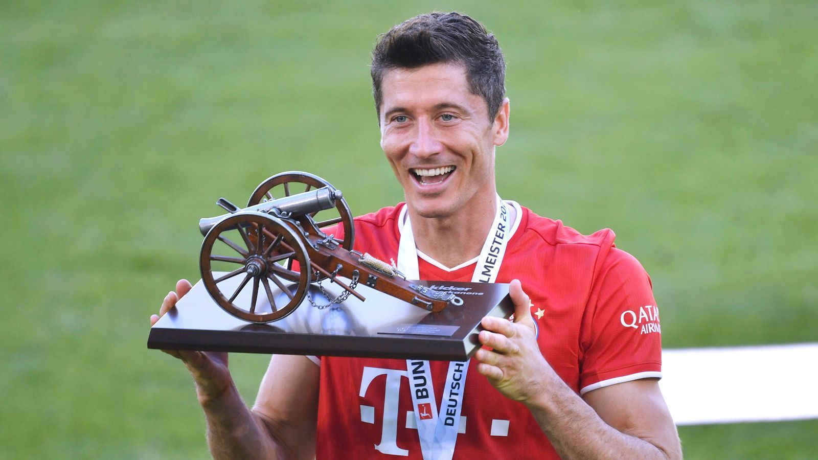 
                <strong>In diesen Bundesliga-Spielzeiten wäre Robert Lewandowski jetzt schon Torschützenkönig</strong><br>
                Der Kampf um die Torjägerkanone 2020/21 geht nur über Robert Lewandowski. Der aktuelle Weltfußballer hat nach der Hinrunde bereits 22 Treffer auf seinem Konto, kein Spieler in der Bundesliga-Historie hatte zu diesem Zeitpunkt häufiger getroffen. Wirft man einen Blick in die Vergangenheit, wäre der Stürmer des FC Bayern München mit seinen 22 Saisontreffern bereits jetzt schon in 22 (!) Bundesliga-Spielzeiten Torschützenkönig geworden. Vor allem in den 90er-Jahren hätte er die Torjägerkanone häufig in die Luft stemmen können. ran.de zeigt die entsprechenden Bundesliga-Spielzeiten.
              