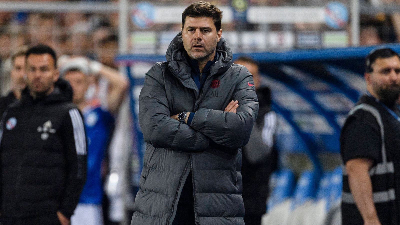 
                <strong>Mauricio Pochettino (vereinslos)</strong><br>
                Wie der "Daily Telegraph" berichtet, soll die Trainersuche des FC Chelsea zu Ende sein. Demnach haben sich die Londoner mit einem neuen Coach geeinigt, der das Team zur Saison 2023/24 übernehmen wird. Dieser neue Trainer ist Mauricio Pochettino. Dem Bericht zufolge soll sich der Argentinier mit den Verantwortlichen von Chelsea auf eine Zusammenarbeit geeinigt haben, die Verträge sollen in Kürze unterzeichnet werden. Frank Lampard bliebe damit als Interimstrainer noch bis zum Ende der Saison im Amt. Pochettino kennt die Premier League aus seiner gut fünfjährigen Zeit bei Tottenham Hotspur bereits bestens. Zuletzt trainierte der 51-jährige Argentinier den französischen Klub Paris Saint-Germain und ist seit Juli 2022 vereinslos. 
              