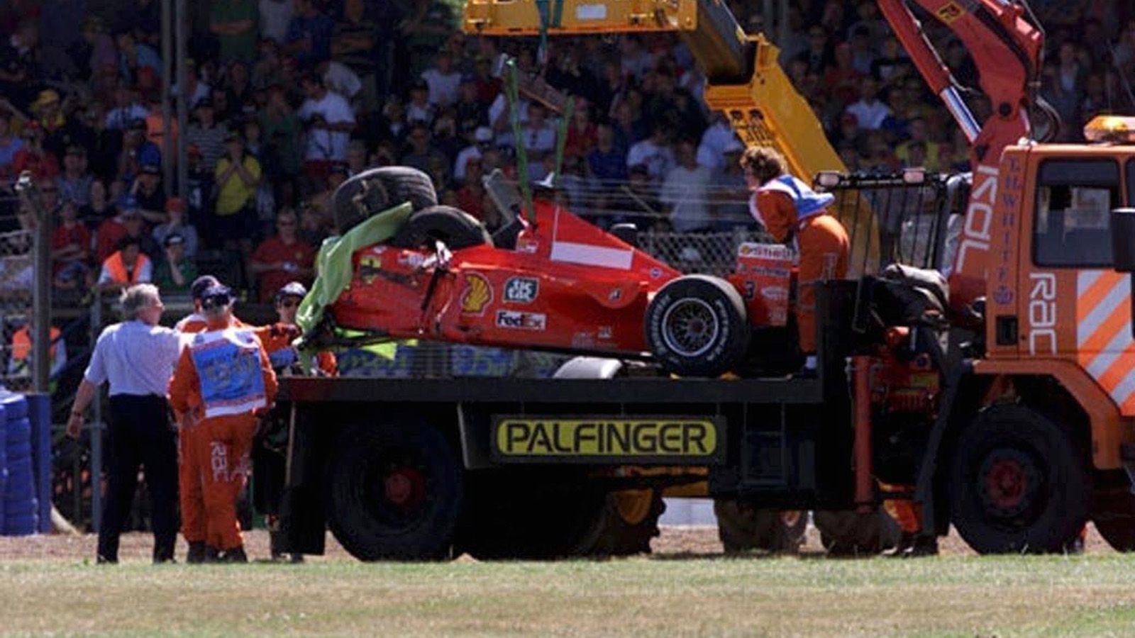 
                <strong>Unfall in Silverstone 1999</strong><br>
                Einen Schockmoment gab es am 11. Juli 1999 in Silverstone, die Motorsportwelt bangte um Schumi. Beim GP von Großbritannien crashte der Deutsche mit seinem Ferrari ungebremst in die Mauer, die Bremsen hatten zuvor versagt. Eingeklemmt in seinem Auto war anfangs unklar, wie schwer Schumacher verletzt war. Abgeschirmt durch weiße Tücher holten ihn die Streckenposten nach einer Weile aus dem Wrack seines Ferraris. Noch bevor er ins Krankenhaus gebracht wurde, streckte Schumi den Daumen in die Luft - ihm ging es den Umständen entsprechend gut. Am Ende trug er glücklicherweise "nur" einen Beinbruch davon.
              