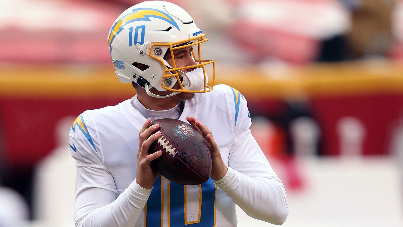 
                <strong>Herbert zum Rookie of the Year gewählt: Das sind seine Vorgänger</strong><br>
                Justin Herbert wurde zum Pepsi NFL Rookie of the Year gewählt. Der Quarterback der Los Angeles Chargers bekam die meisten Fanstimmen bei der Online-Wahl zum besten Debütanten der Saison. Einige seiner Vorgänger haben den Durchbruch zum Superstar geschafft, andere warten immer noch. Die Wahl zum AP Rookie of the Year steht noch aus. Dieser wird von Journalisten gewählt und gilt als die größere der beiden Auszeichnungen. Das sind die Pepsi Rookies of the Year der letzten zehn Jahre.
              