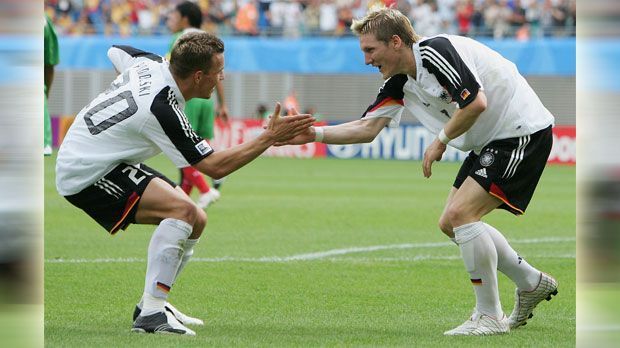 
                <strong>"Schweini" & "Poldi" beim Confed Cup 2005</strong><br>
                Die Spaßfraktion "Schweini" und "Poldi" sorgte erstmals beim Confed Cup 2005 in Deutschland für Furore. Bei der Generalprobe für die WM 2006 unterlag das junge Klinsmann-Team im Halbfinale gegen Weltmeister Brasilien knapp mit 2:3 und belegte am Ende Rang drei.
              