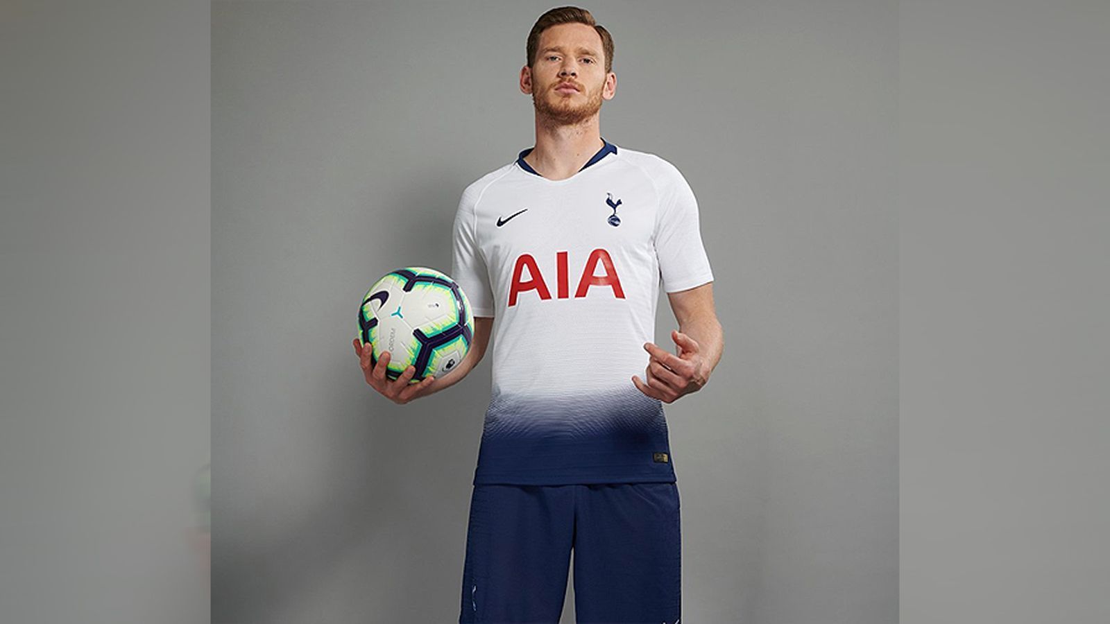 
                <strong>Tottenham Hotspur</strong><br>
                Für Tottenham beginnt mit der Saison 2018/19 auch eine neue Ära. Die Londoner spielen erstmals im neuen Stadion - bei den Heimtrikots bleiben die Spurs jedoch traditionell. Mit weiß-dunkelblauen Shirts und dunkelblauen Hosen werden Jan Vertonghen und Co. in Heimspielen auflaufen. Aus diesen beiden Farben bestand auch schon das Heim-Outfit in der zurückliegenden Spielzeit.
              