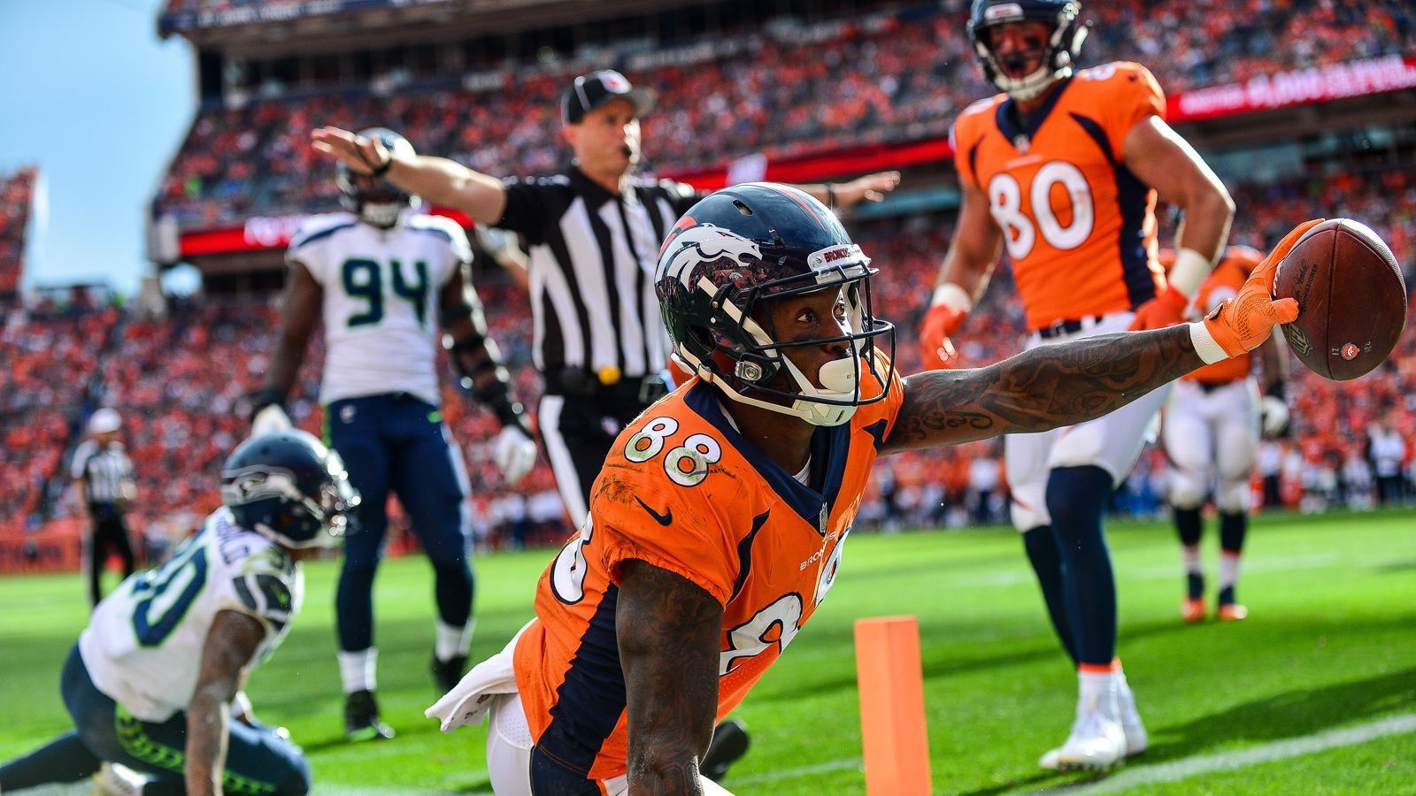 
                <strong>Demaryius Thomas (Wide Receiver, Denver Broncos)</strong><br>
                Die Broncos-Offense befindet sich im Umbruch. Im Draft hat der Super-Bowl-Champion von 2016 mit Courtland Sutton und DaeSean Hamilton ihr Receiver-Duo der Zukunft gefunden. In Denvers breitem Wide-Receiver-Corp ist Thomas entbehrlich geworden. Sein Vertrag wiegt schwer, denn auch 2019 steht Thomas noch mit stolzen 14 Millionen Dollar in den Büchern. Für so manches Team mit dünn besetztem Waffenarsenal (Titans/Cowboys) könnte der 30-Jährige aber interessant werden.
              