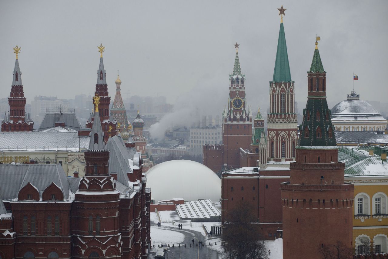 Russland erklärte sich zum "Fortsetzerstaat" der Sowjetunion - die russische Nationalhymne ist die Hymne der UdSSR mit neuem Text. Mit diesem Status übernahm Russland auch die völkerrechtlichen Verantwortungen und Pflichten sowie den Sitz der UdSSR im Sicherheitsrat der Vereinten Nationen. Unter Präsident Wladimir Putin hat sich das politische System des Landes seit 2000 kontinuierlich zu einem autoritären Regime zurückentwic