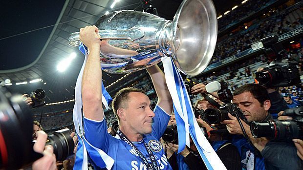 
                <strong>John Terry wählt seine Top-Elf des FC Chelsea</strong><br>
                John Terry ist nicht nur eine lebende, sondern auch eine kickende Legende des FC Chelsea. Mit seinem Klub hat die Abwehrkante nahezu alles gewonnen, was es im Fußball abzuräumen gilt. Fragloser Höhepunkt: der Champions-League-Triumph 2012 in München. Im Interview mit Ex-Profi Jamie Carragher in der "Daily Mail" hat Terry nun verraten, wie seine persönliche Top-Elf des FC Chelsea aussehen würde.
              