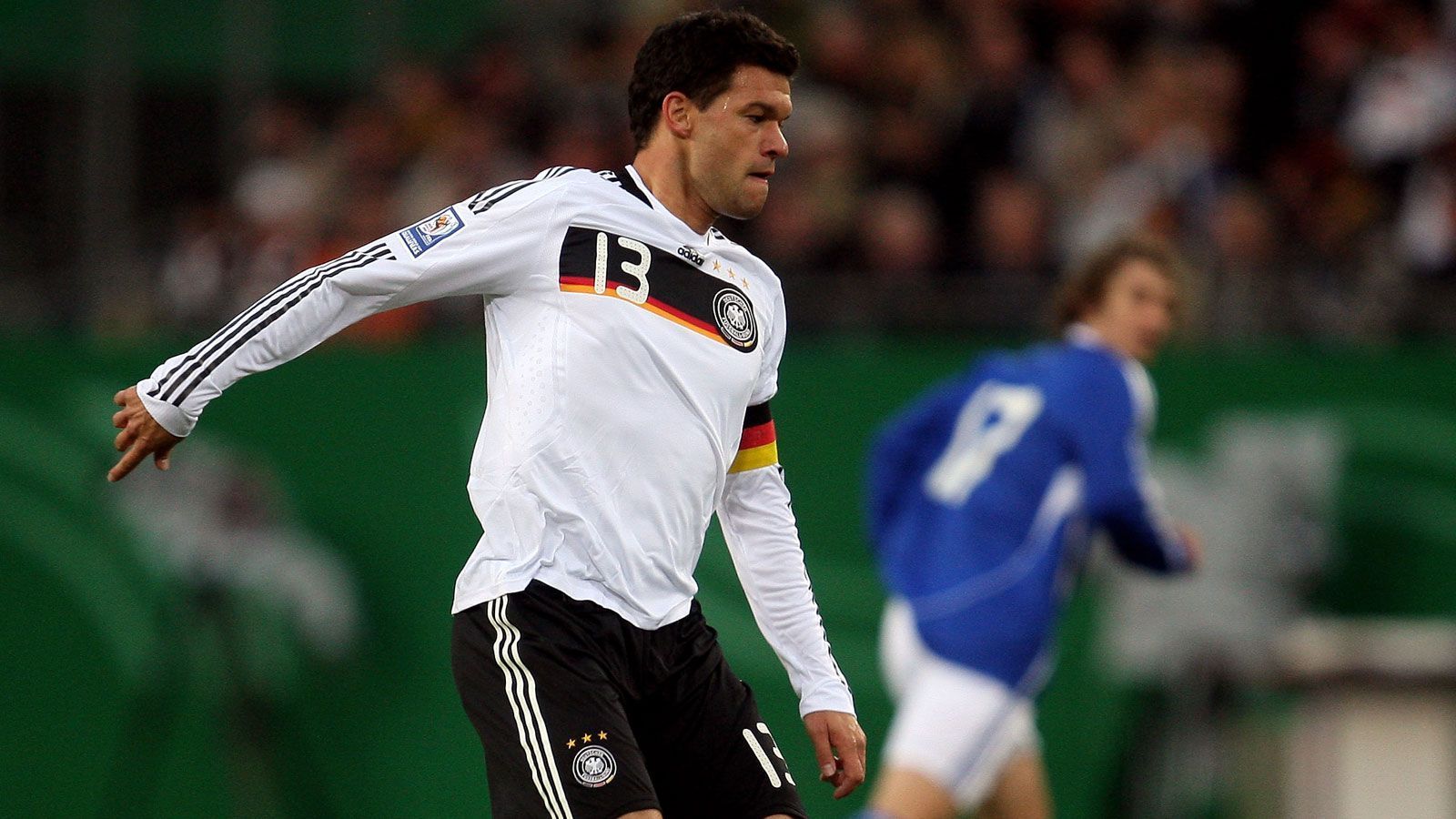 
                <strong>Michael Ballack (Karriereende)</strong><br>
                Die Karriere von Michael Ballack in der Nationalmannschaft nahm ein unwürdiges Ende. Wegen eines Fouls von Kevin-Prince Boateng verpasste der DFB-Kapitän die WM in Südafrika 2010. In seiner Abwesenheit übernahm Philipp Lahm das Kapitänsamt in der Nationalmannschaft und der eigentliche "Capitano" lief nie mehr für Deutschland auf. Aber erst im Sommer 2011 erklärte Löw offiziell, dass der Mittelfeldspieler nicht mehr Teil des DFB-Teams sei. Auf ein "Abschiedsspiel" verzichtete Ballack.
              