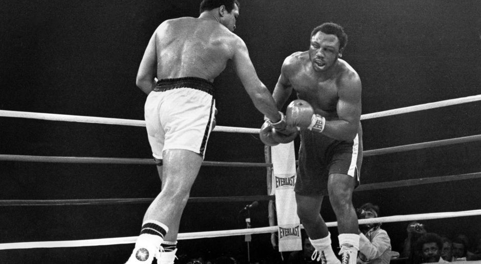 
                <strong>Muhammad Ali - Joe Frazier</strong><br>
                Die Bedingungen im Araneta Coliseum von Manilas Stadtteil Quezon City waren brutal, bei Temperaturen weit über 30 Grad und unerträglich hoher Luftfeuchtigkeit in der nicht klimatisierten Halle trieben sich die Kämpfer bis zum Äußersten. 25.000 Zuschauer schrien "wild nach Blut, wie ich es in keinem Stadion der Welt erlebt habe" (Ali).
              