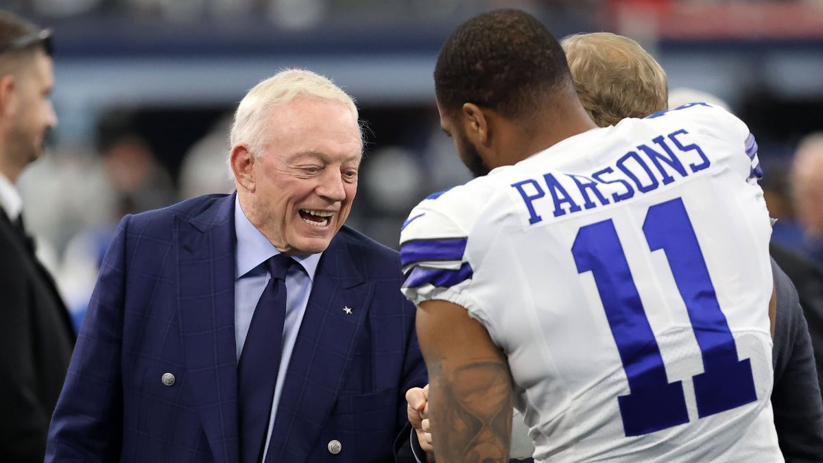 NFL, American Football Herren, USA NFC Wild Card Playoff-San Francisco 49ers at Dallas Cowboys, Jan 16, 2022; Arlington, Texas, USA; Dallas Cowboys owner Jerry Jones meets with outside linebacker M...