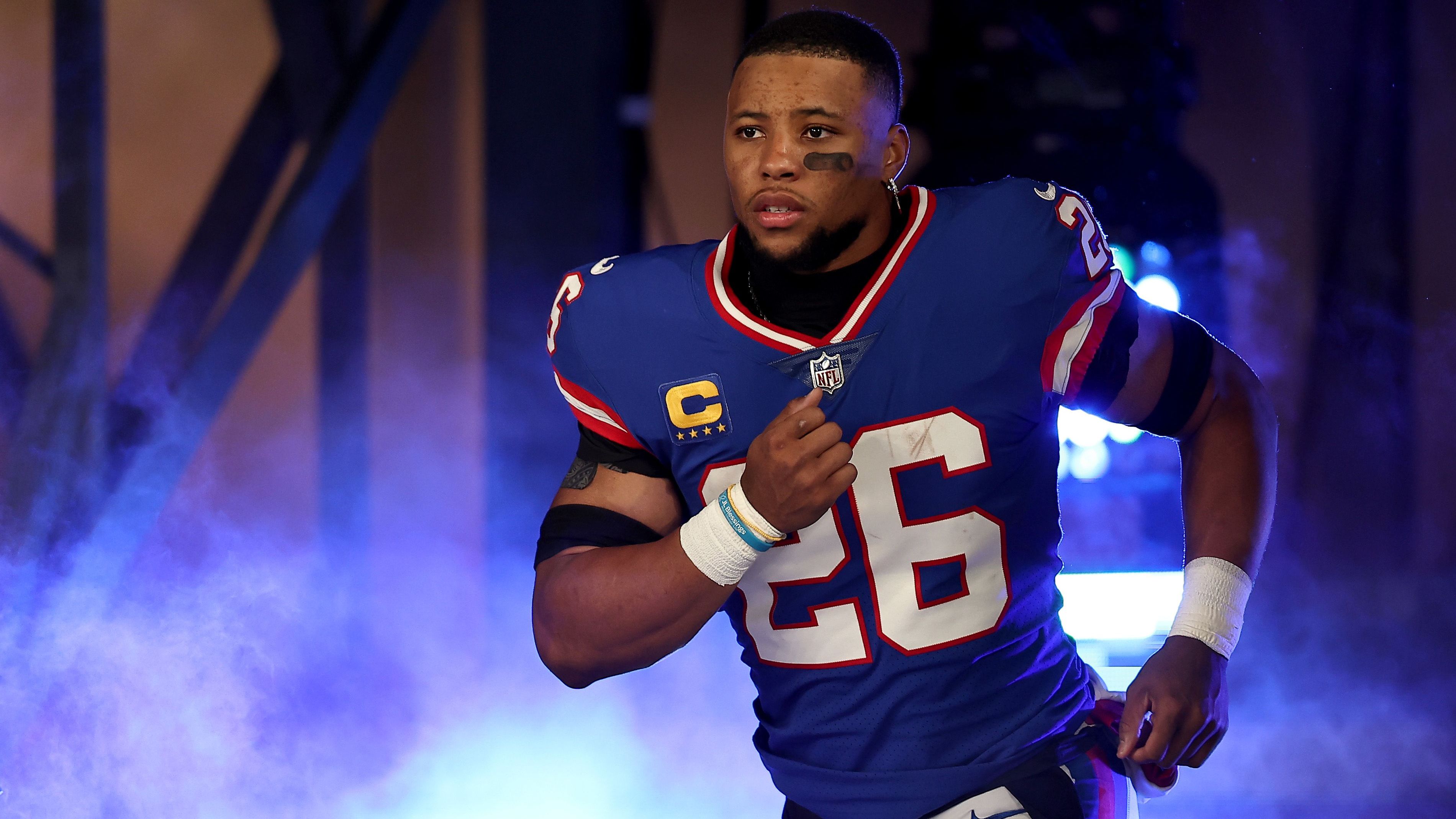 <strong>Landing Spots für Saquon Barkley</strong><br>Seit 2018 ist Saquon Barkley für die Giants aktiv. Nun scheint die Zeit des Star-Running-Backs in New York ein Ende zu nehmen, denn die Giants verzichteten auf den <a target="_blank" href="https://www.ran.de/sports/american-football/nfl/news/franchise-tag2024-saquon-barkley-kann-gehen-news-und-geruechte-im-ticker-352411">Franchise Tag</a>. Der einstige Nummer-2-Pick steht vor der Free Agency und wird mit mehreren Teams in Verbindung gebracht. <em><strong>ran</strong></em> schaut auf mögliche Landing Spots des 27-jährigen Barkleys.