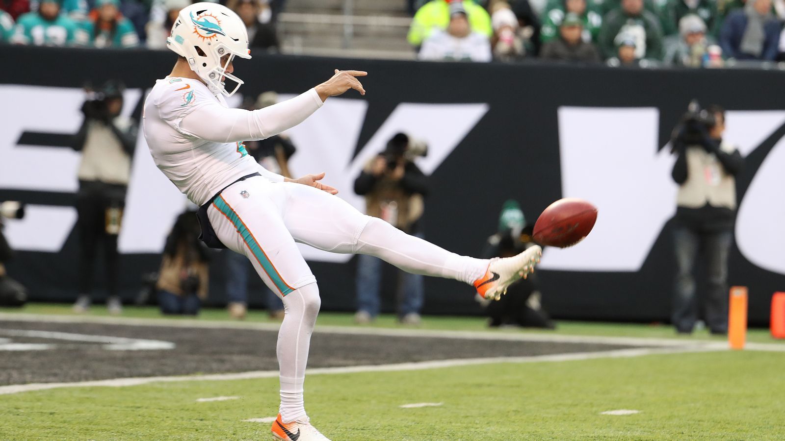 
                <strong>Matt Haack (Punter)</strong><br>
                Überraschung bei den Buffalo Bills: Punter Matt Haack ist nicht länger Teil des Teams. Er verlor weit vor Saisonbeginn das Duell gegen Rookie Matt Araiza. Haack kam in der Offseason 2021 von den Miami Dolphins zu den Bills. In Miami erlangte er 2019 für seinen Touchdown-Pass auf Kicker Jason Sanders gegen die Philadelphia Eagles Berühmtheit. Haack kommt auf 81 NFL-Spiele.
              