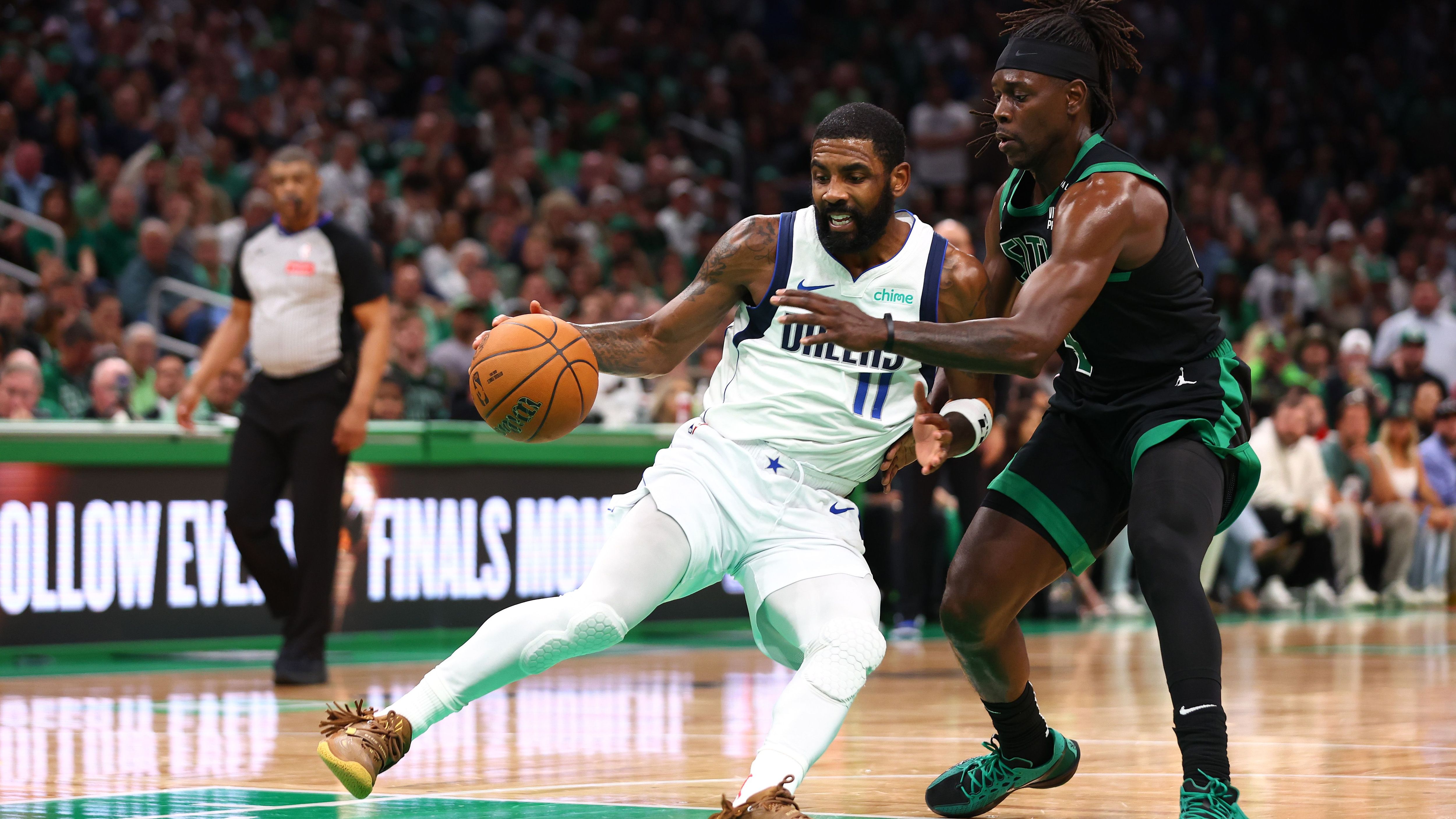 Der andere Spieler, der Jrue während der Playoffs verflucht, ist Kyrie Irving. Was beim Matchup gegen Doncic gilt, fällt gegen den deutlich kleineren Irving noch mehr ins Gewicht. Holiday ist der ideale Verteidiger gegen "Uncle Drew". Gerade in den ersten beiden Spielen nahm er den ehemaligen Celtics-Guard regelmäßig komplett aus dem Spiel.