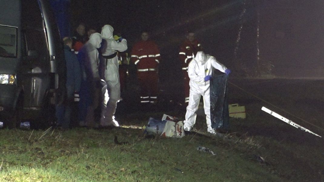 Einsatzkräfte in Schutzanzügen bergen Leichenteile in Nordhorn.