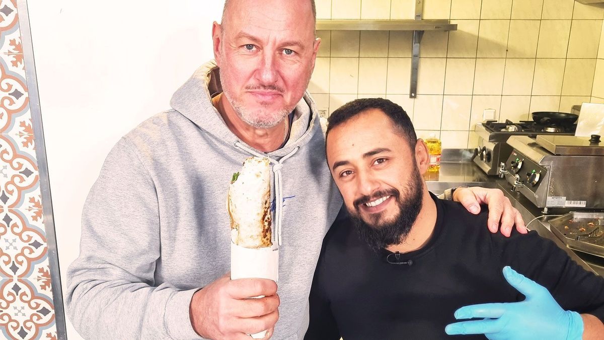 Frank Rosin und Mohammad mit Schawarma Dürüm